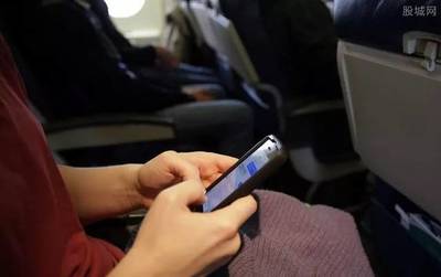 飛機(jī)為什么不能玩手機(jī)